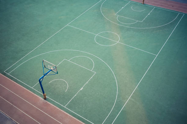 Vista de alto ângulo da quadra de basquete vazia - foto de acervo