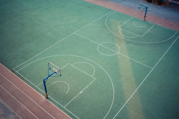 Vista de alto ângulo da quadra de basquete vazia - foto de acervo