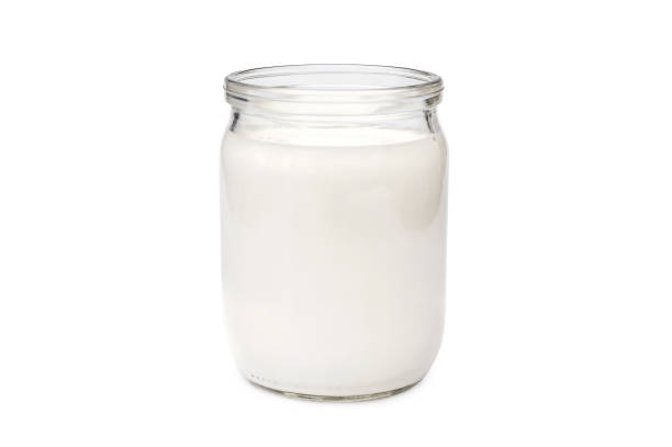glas mit milch auf weißem hintergrund. - yogurt jar cream milk stock-fotos und bilder