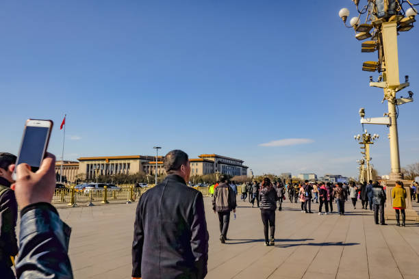 povo chinês aprisionado ou turista andando na frente do palácio de proibida em pequim capital da china, proibida palácio foi o rei antigo palácio na china - tiananmen square - fotografias e filmes do acervo