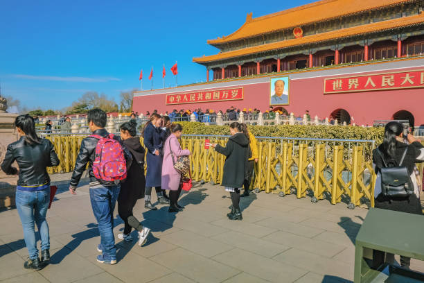 proibido o palácio com o povo chinês aprisionado ou touristin em pequim capital da china, proibida palácio era o antigo rei palácio na china - tiananmen square - fotografias e filmes do acervo