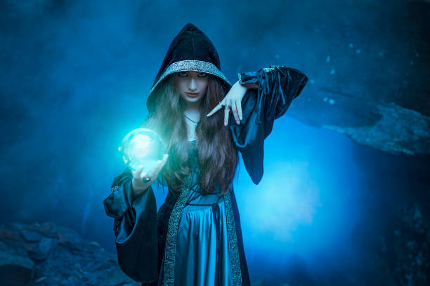 a bruxa com bola mágica nas mãos dela faz com que um espírito - gothic style women fashion model mystery - fotografias e filmes do acervo