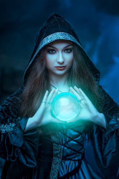 a bruxa com bola mágica nas mãos dela faz com que um espírito - gothic style women fashion model mystery - fotografias e filmes do acervo