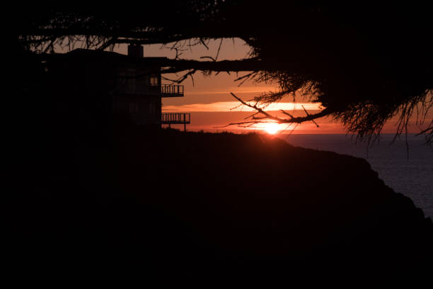 istock Sun setting on the horizon near Ben Jones Bridge Viewpoint 1086227372