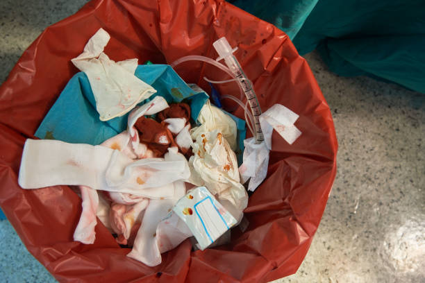 手術室で汚い手術ゴミ箱 - gauze healthcare and medicine disposable bandage ストックフォトと画像