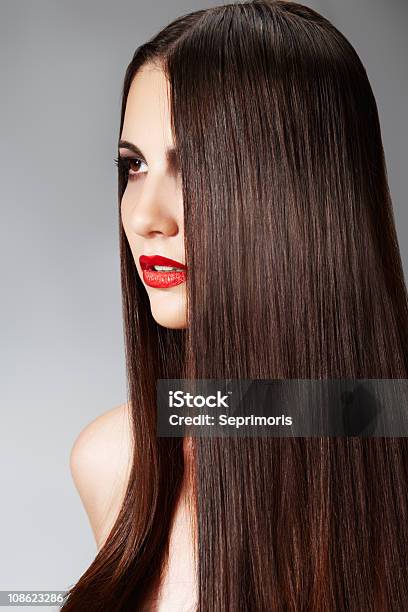 Modemodell Mit Langen Geraden Haaren Und Roten Lippen Stockfoto und mehr Bilder von Glattes Haar