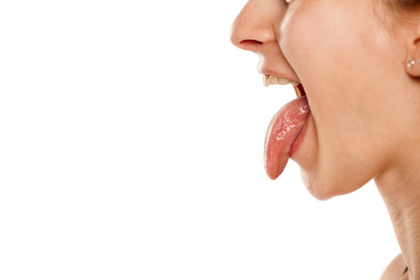 profiel van:: jonge vrouw met haar tong op witte achtergrond - mensentong stockfoto's en -beelden
