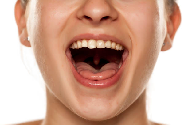 giovane donna con bocca aperta su sfondo bianco - bocca aperta foto e immagini stock