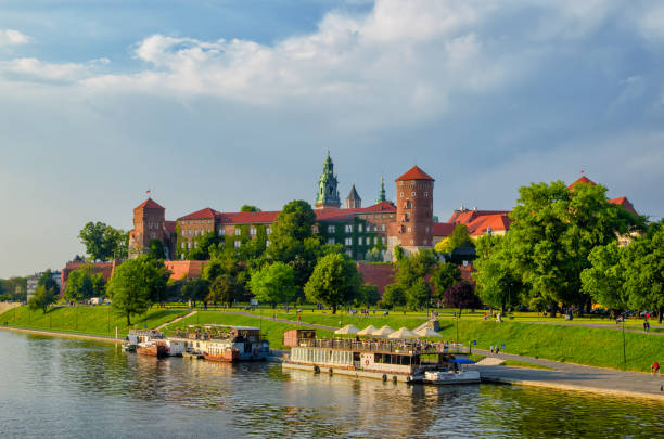 castello di wawel famoso punto di riferimento a cracovia in polonia. vista sul fiume wisla. paesaggio verde estate o primavera - fiume vistola foto e immagini stock