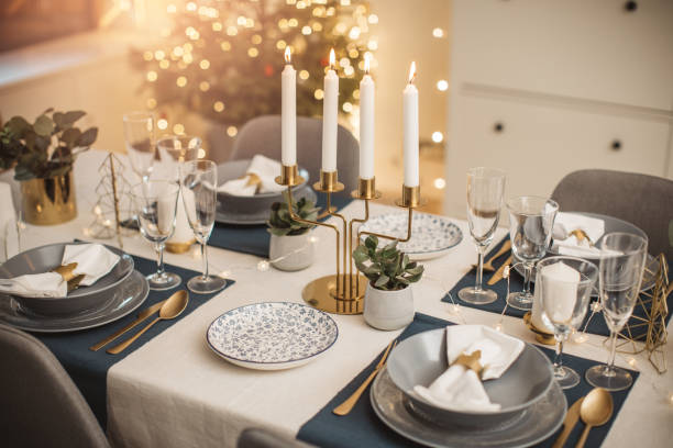 preparación de la cena de navidad - candlestick holder fotografías e imágenes de stock