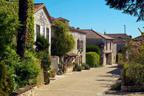 푸 홀 스, 많은 론, 프랑스의 마을의 아름 다운 관광 명소. - pujols 뉴스 사진 이미지