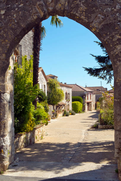 푸 홀 스, 많은 론, 프랑스의 마을의 아름 다운 관광 명소. - pujols 뉴스 사진 이미지
