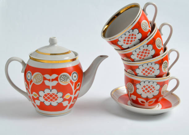 stapel von retro-tassen und teekanne auf einem weißen hintergrund. - old fashioned tea cup victorian style beauty stock-fotos und bilder