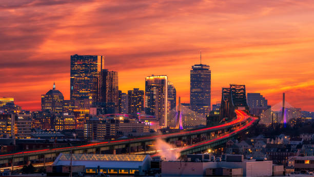skyline de boston au coucher du soleil - boston skyline night city photos et images de collection