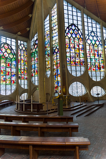 Antiguas Ventanas De Cristal Manchadas En Una Iglesia Católica Moderna Foto de stock y más banco de imágenes de Antiguo - iStock Antiguas Ventanas De Cristal Manchadas En Una Iglesia Católica Moderna Foto de stock y más banco de imágenes de Antiguo - iStock