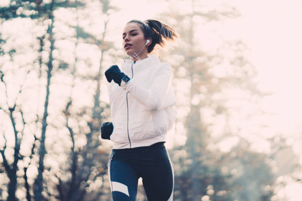 femme, faire du jogging dans la nature - beautiful caucasian teenager running photos et images de collection