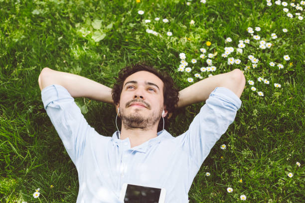 человек дремлет в траве - relaxation dreams summer sleeping стоковые фото и изображения