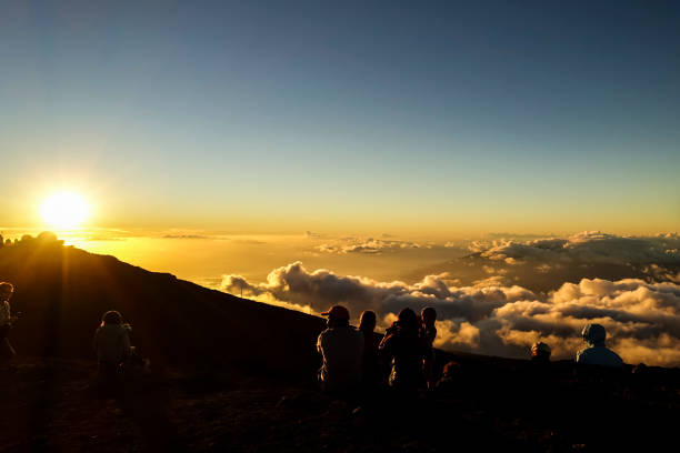 la puesta de sol en la cima del haleakala, maui, hawaii - haleakala national park fotos fotografías e imágenes de stock