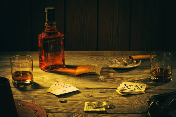 stół z kartami do gry, whisky, cygarem i bronią - cowboy hat wild west hat wood zdjęcia i obrazy z banku zdjęć