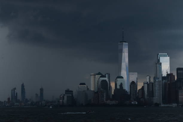 tempesta su lower manhattan, new york, usa - dramatic sky manhattan moody sky new york city foto e immagini stock