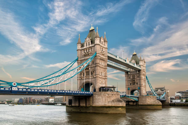 тауэрский мост в лондоне, великобритания - tower bridge london england panoramic bridge стоковые фото и изображения