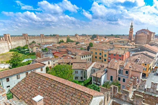 cittadella, belle ville médiévale fortifiée en italie - padova italy photos et images de collection