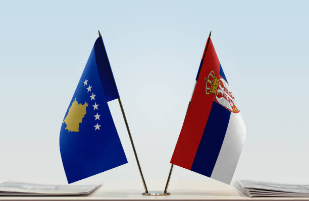 flagge von kosovo und - serbia stock-fotos und bilder