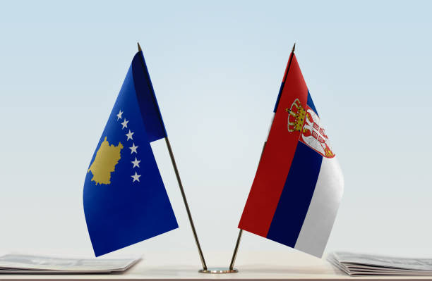 科索沃的旗幟和 - 塞爾維亞 個照片及圖片檔
