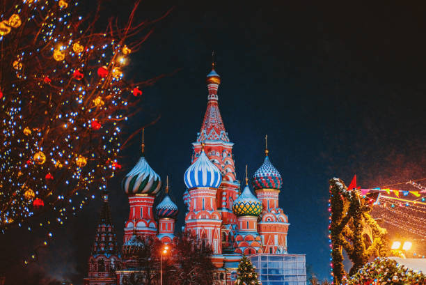 cattedrale di san basilio tra decorazioni festive di capodanno sulla piazza rossa a mosca. fiera di natale in russia di sera mentre cade la neve. - snow cupola dome st basils cathedral foto e immagini stock