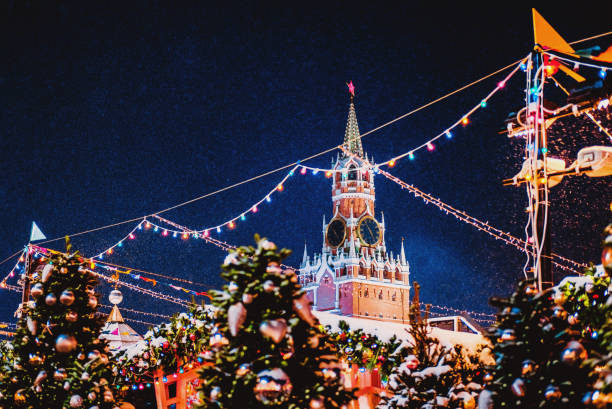 spasskaya 타워의 크렘린 붉은 광장, 모스크바의 주요 랜드마크 새 해 축제 장식 들. 크리스마스 저녁 눈이 떨어지는 동안에 러시아에서 공정. - 3143 뉴스 사진 이미지