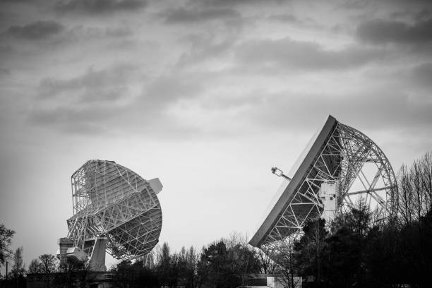 radiotelescopio de jodrell bank - jodrell bank radio telescope dish cheshire astronomy telescope observatory fotografías e imágenes de stock