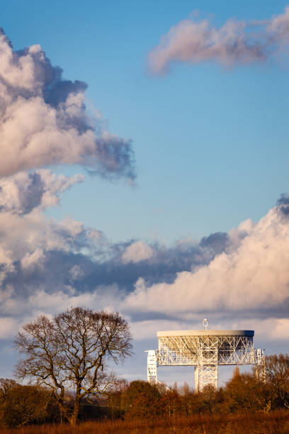 radiotelescopio de jodrell bank al atardecer - jodrell bank radio telescope dish cheshire astronomy telescope observatory fotografías e imágenes de stock