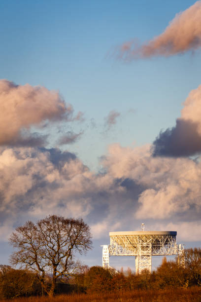 radiotélescope de jodrell bank au coucher du soleil - jodrell bank radio telescope dish cheshire astronomy telescope observatory photos et images de collection