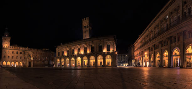 platz in bologna in der nacht - ciao stock-fotos und bilder