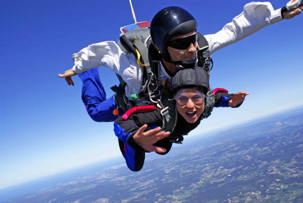 skydiving tandem exhilaration - skydiving tandem parachute parachuting imagens e fotografias de stock