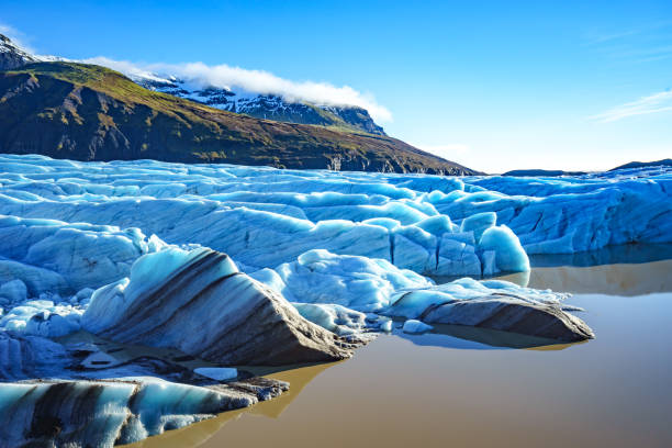 冬の氷河アイスランド - ice arctic crevasse glacier ストックフォトと画像