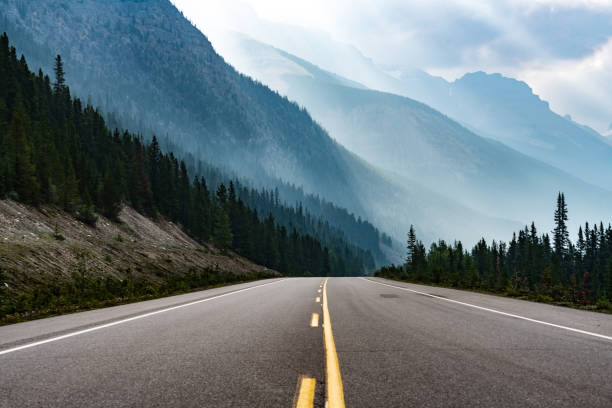 山に高速道路 - jasper alberta ストックフォトと画像