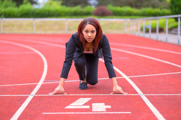 immagine concettuale di una donna su una pista - business sport competition starting line foto e immagini stock