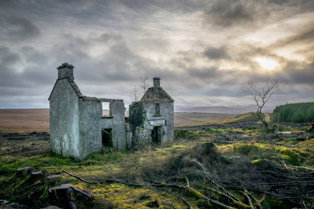 istock Forgotten Irish Farm House 1086537398
