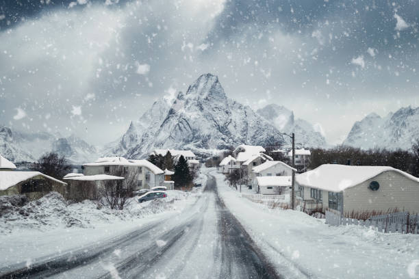 rorbuer città innevata con bufera di neve sulla strada nel villaggio - blizzard house storm snow foto e immagini stock