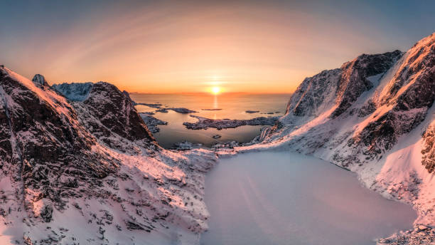 reinebringen에 얼어붙은 호수와 눈 산맥의 항공 보기 - sunrise mountain winter arctic 뉴스 사진 이미지