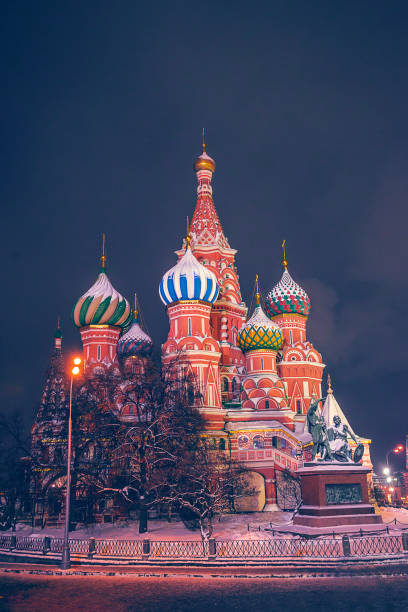 겨울 밤에 세인트 bazil 성당 - snow cupola dome st basils cathedral 뉴스 사진 이미지