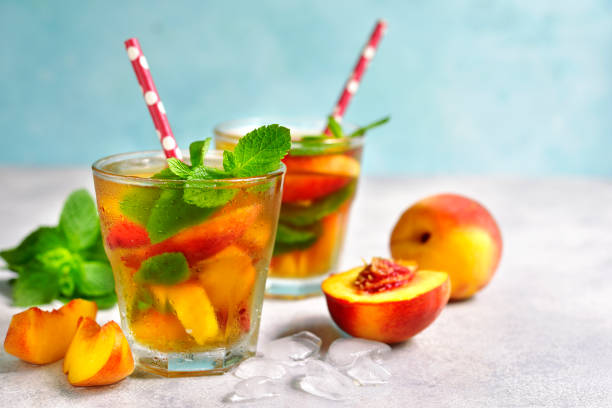 peach iced tea with mint - peach juice imagens e fotografias de stock
