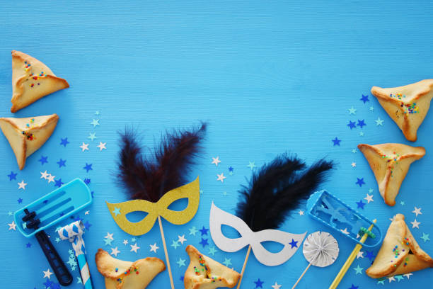 concept célébration de pourim (vacances de carnaval juif) sur un fond en bois bleu. vue de dessus. - pourim photos et images de collection