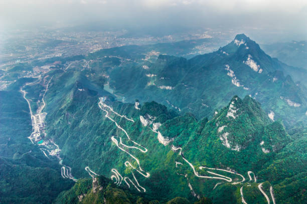 avenida enlazan a cielo de 99 curvas a enrollar hacia la puerta, zhangjiagie, parque nacional montaña de tianmen, hunan, china del cielo - hubei province fotografías e imágenes de stock