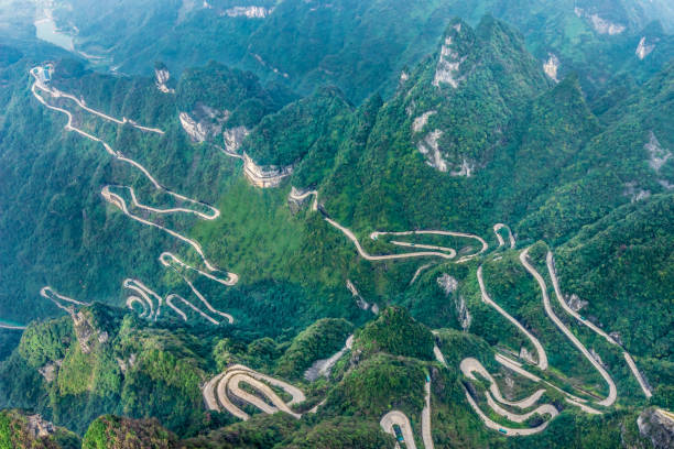 avenida enlazan a cielo de 99 curvas a enrollar hacia la puerta, zhangjiagie, parque nacional montaña de tianmen, hunan, china del cielo - hubei province fotografías e imágenes de stock