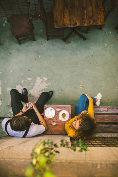 pareja en café - couple outdoors coffee friendship fotografías e imágenes de stock
