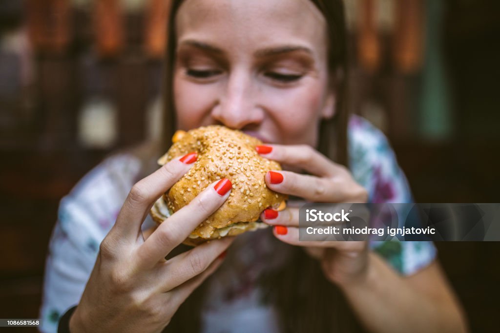 Genieten van heerlijke Hamburger - Royalty-free Burger - Voedsel Stockfoto