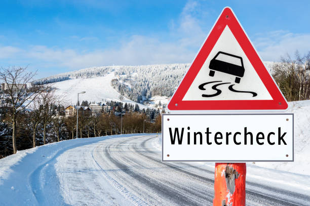 주의 wintercheck 기호 - skidding accident car tire 뉴스 사진 이미지