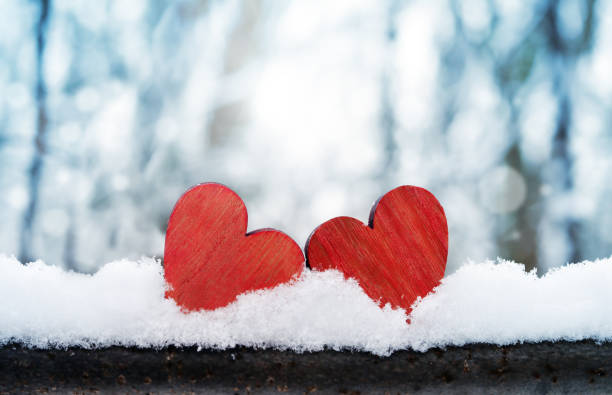 2 美しいロマンチックなビンテージ赤いハート白で一緒に雪冬背景です。愛と聖バレンタインデーのコンセプトです。 - february ストックフォトと画像